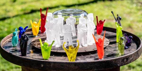 Skulpturen aus Glas, Metall und mehr